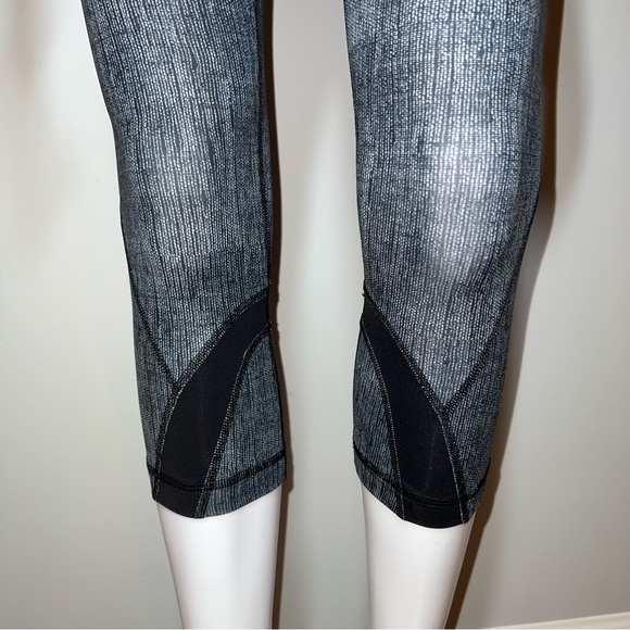 Lululemon Run: Inspire Crop II *All Luxtreme Burlap Texture Black Dune / Black - Picture 6 of 9